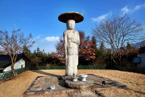 Gaseopamjimaaesamjonbulsang (Buddhist triad statue carved on rock surface of Gaseobam Hermitage site)